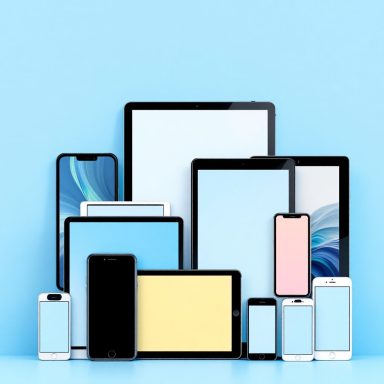 Eine Ansammlung von verschiedenen Smartphones und Tablets auf einem blauen Hintergrund.